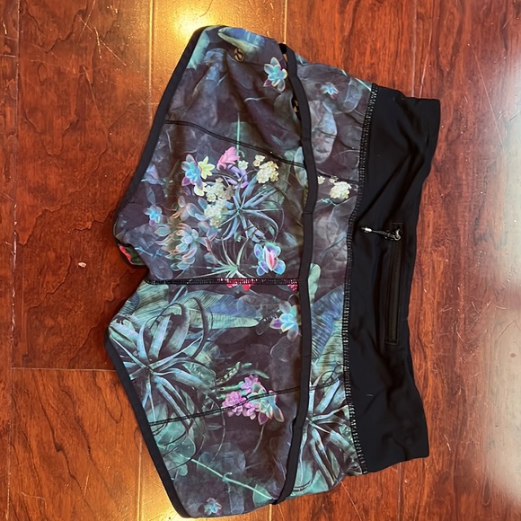 Lululemon Speed Shorts Curious Jungle, Size 4 - Picture 2 of 4